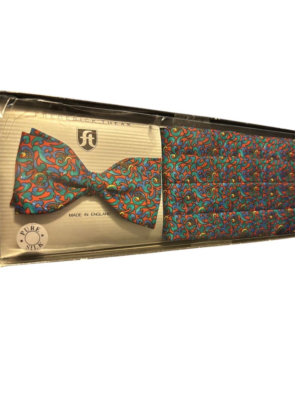 Vintage 90s Frederick Theak Made in England from high-quality 100% Pure Silk.